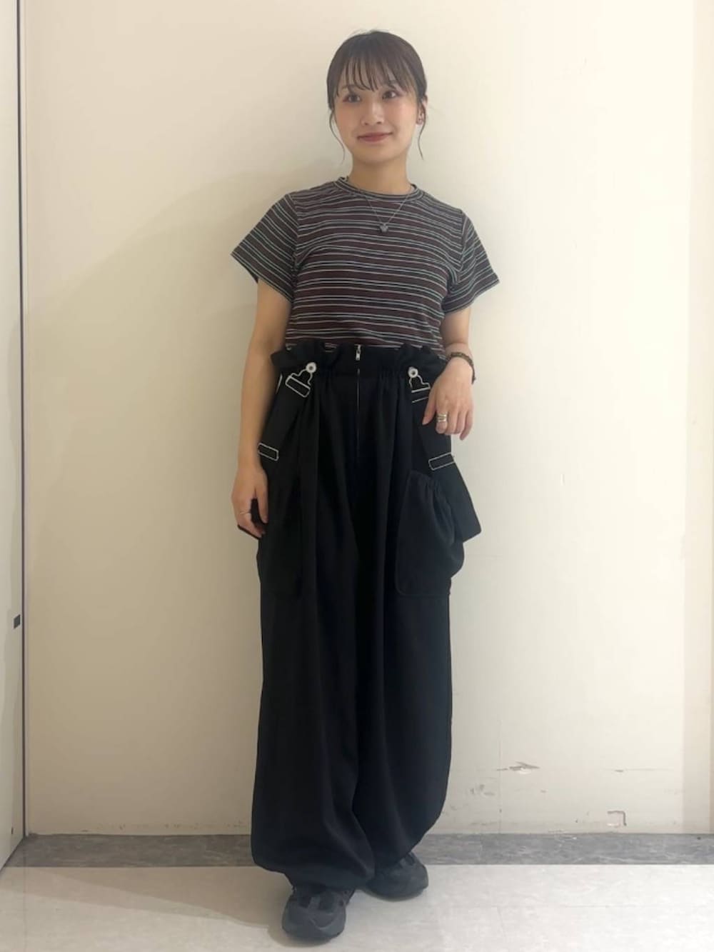 ブラウン系のTシャツ/カットソー、ブラック系のワンピース、ブラック系のネックレスを着用したレディースの夏コーディネートの3枚目の写真