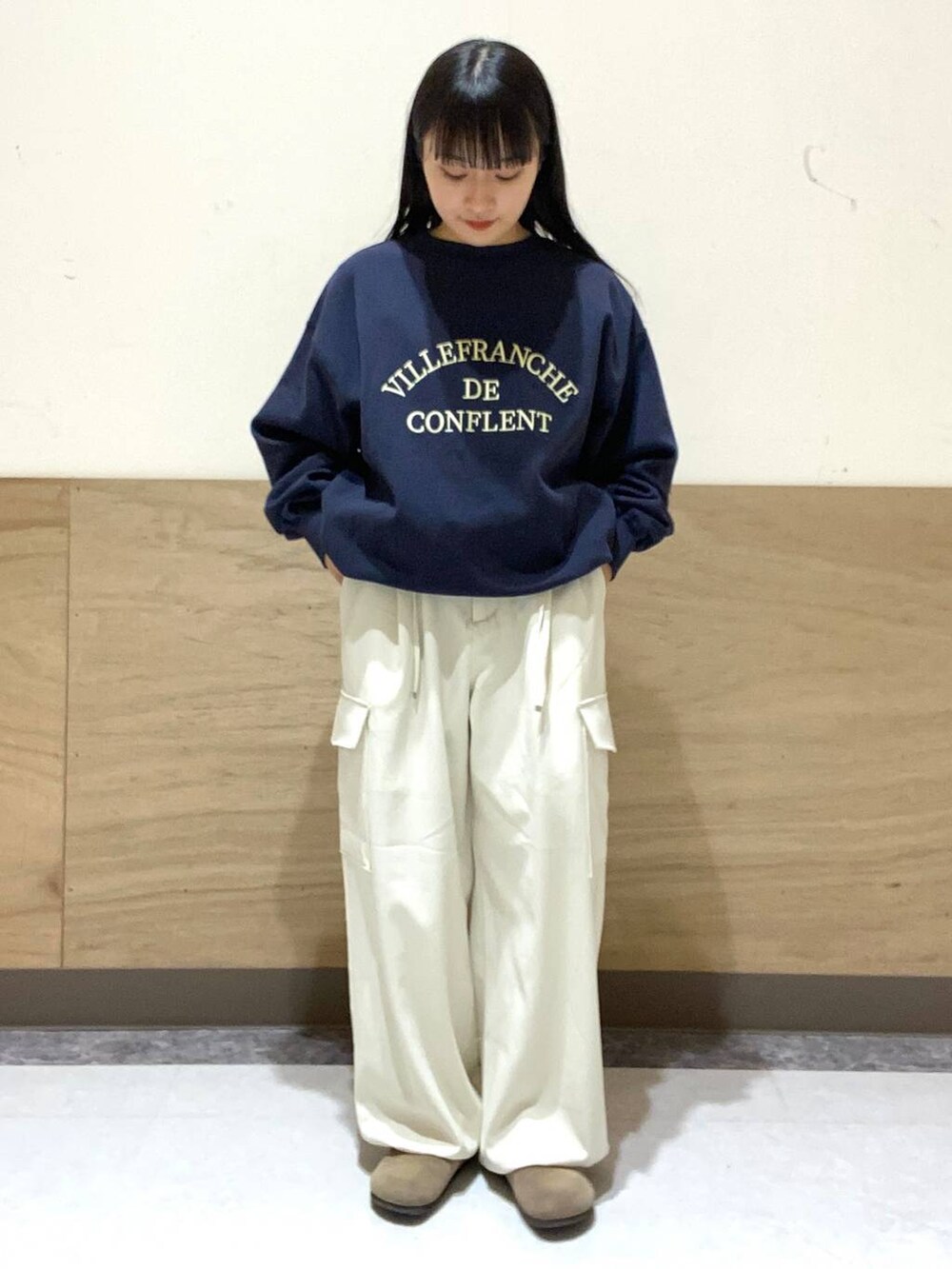 ブルー系のスウェット、ホワイト系のカーゴパンツを着用したレディースの冬コーディネートの2枚目の写真