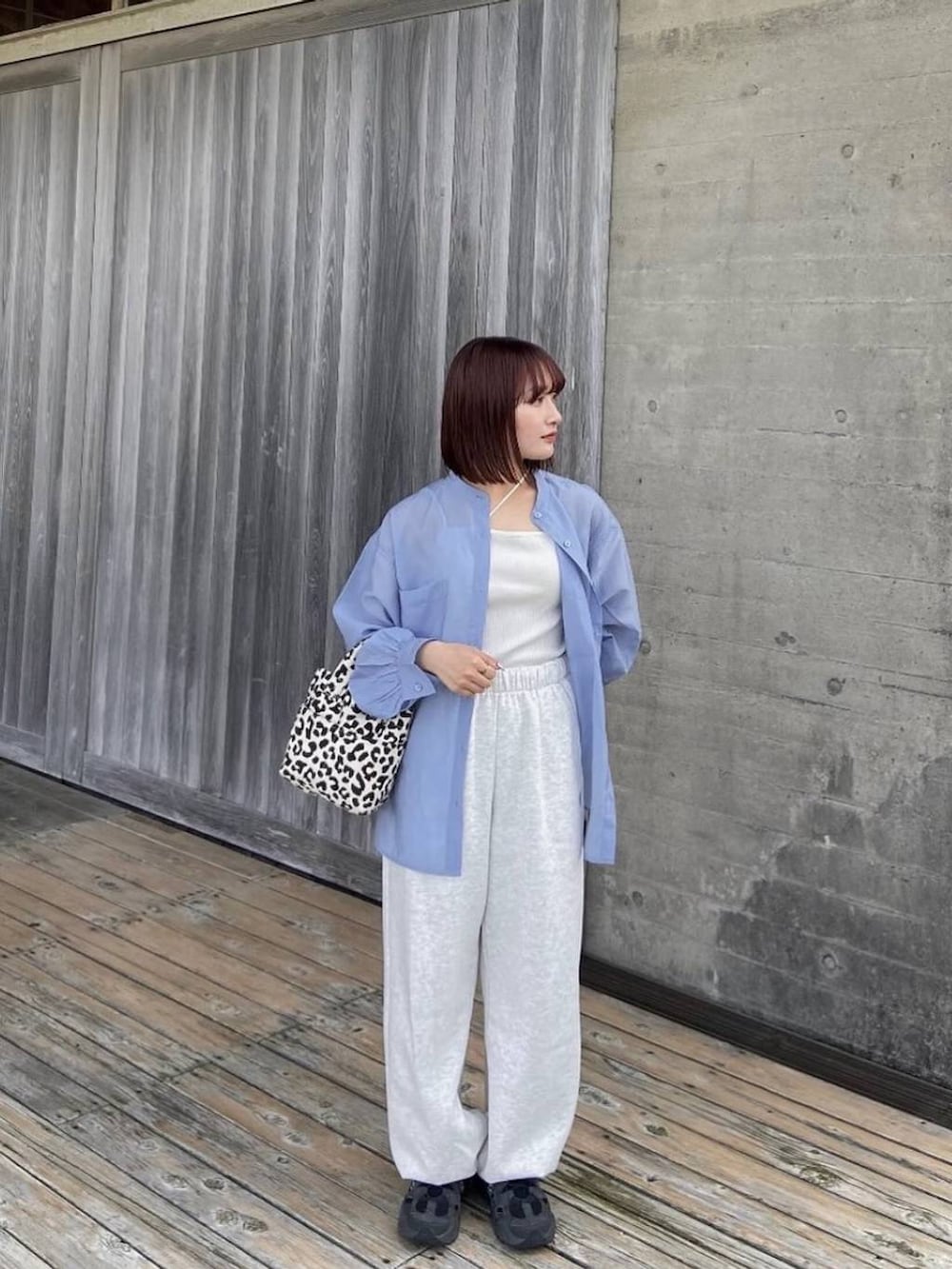 ブラック系のトートバッグ、ベージュ系のスウェットパンツ、ブルー系のシャツ/ブラウスを着用したレディースの春コーディネートの3枚目の写真