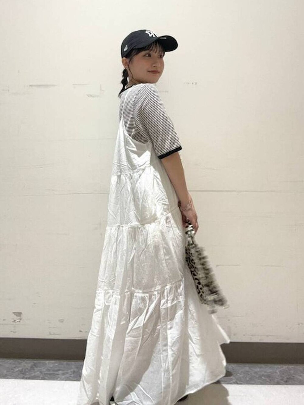 その他のTシャツ/カットソー、ホワイト系のワンピース、ブラック系のサンダルを着用したレディースの夏コーディネートの4枚目の写真