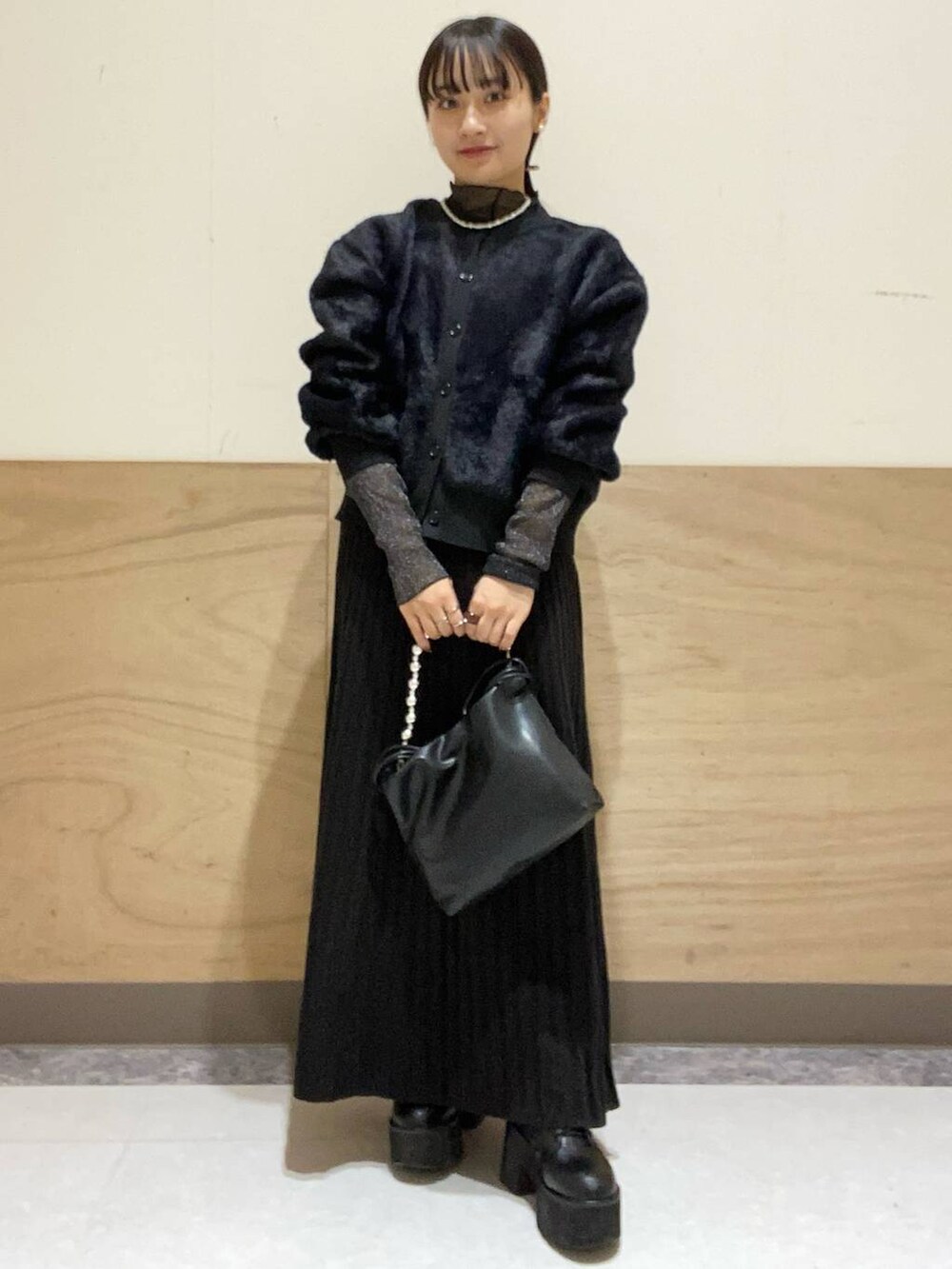 ブラック系のTシャツ/カットソー、ブラック系のショルダーバッグ、ブラック系のワンピースを着用したレディースの秋コーディネートの2枚目の写真