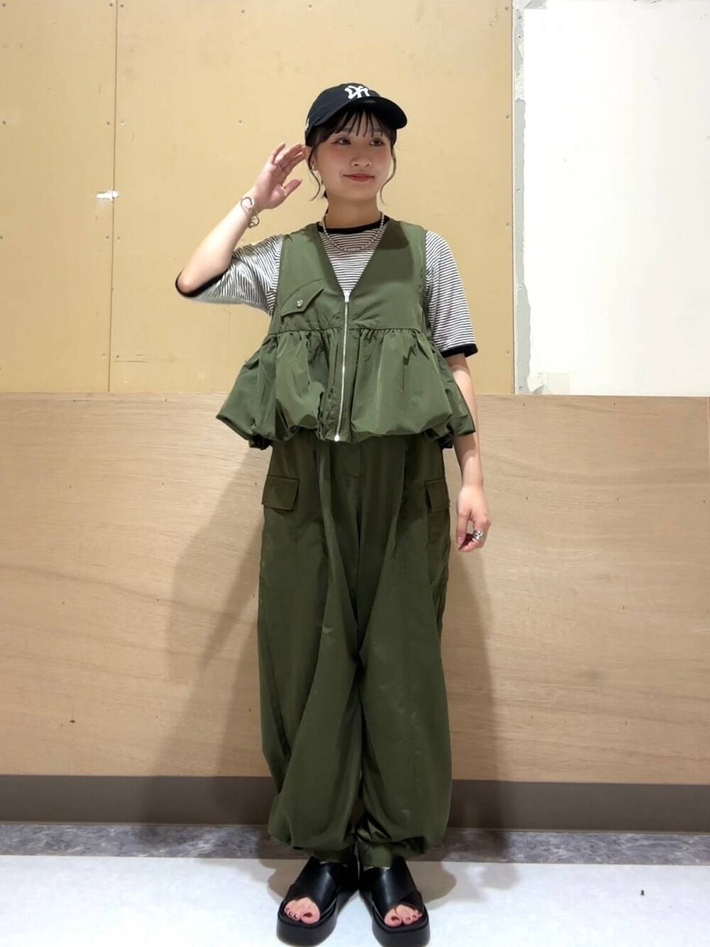 その他のTシャツ/カットソー、グリーン系のカーゴパンツ、グリーン系のベストを着用したレディースの夏コーディネートの2枚目の写真