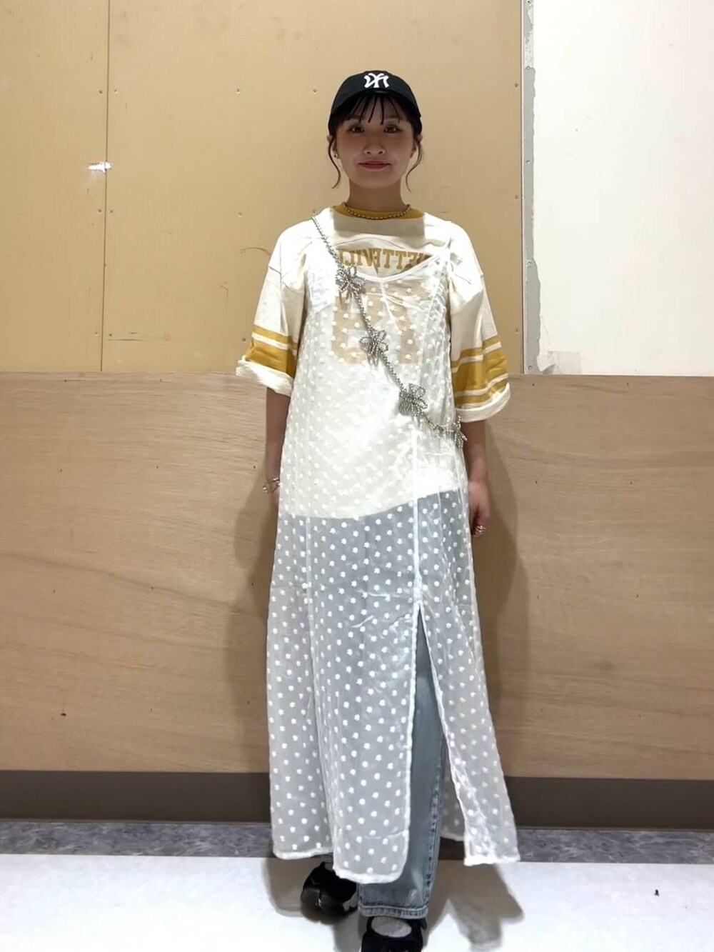 ホワイト系のワンピース、ホワイト系のキャミソール、ブルー系のデニムパンツを着用したレディースの夏コーディネートの4枚目の写真