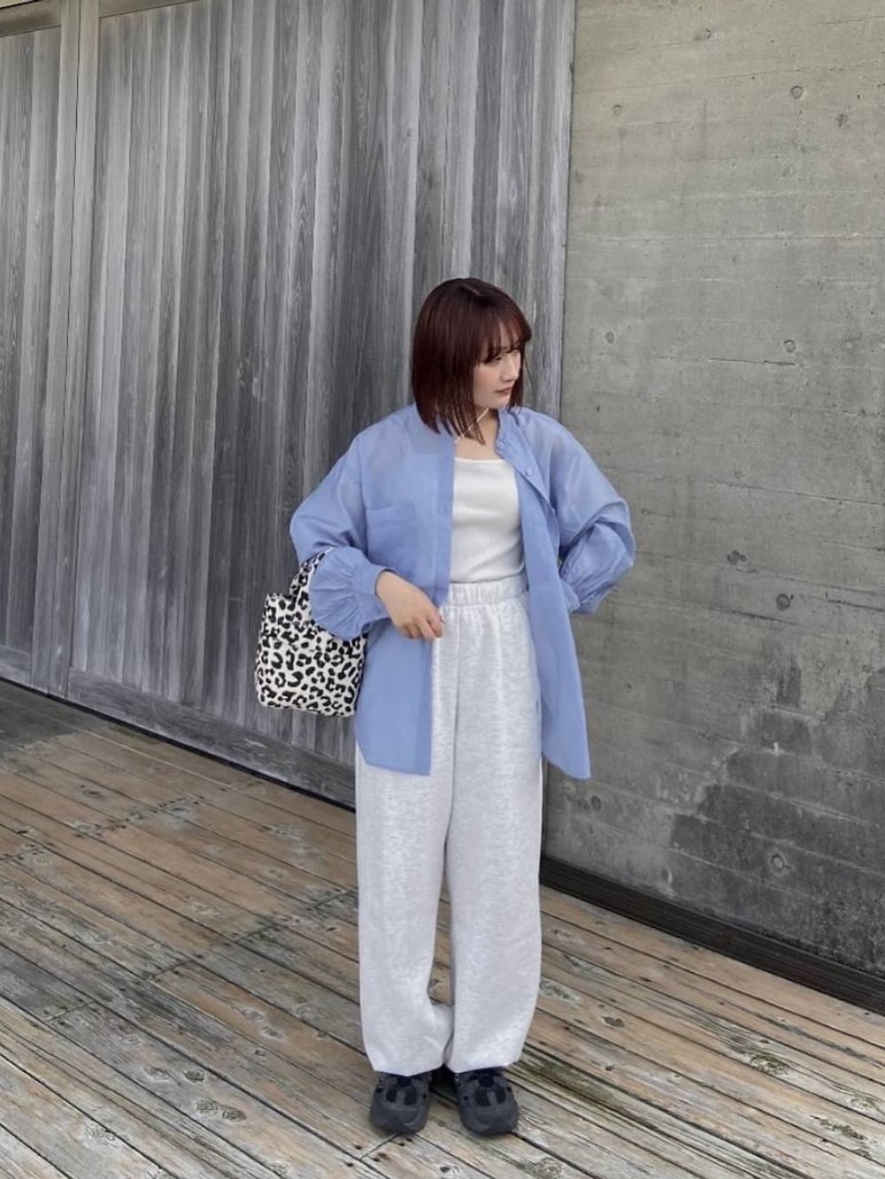 ブラック系のトートバッグ、ベージュ系のスウェットパンツ、ブルー系のシャツ/ブラウスを着用したレディースの春コーディネートの4枚目の写真