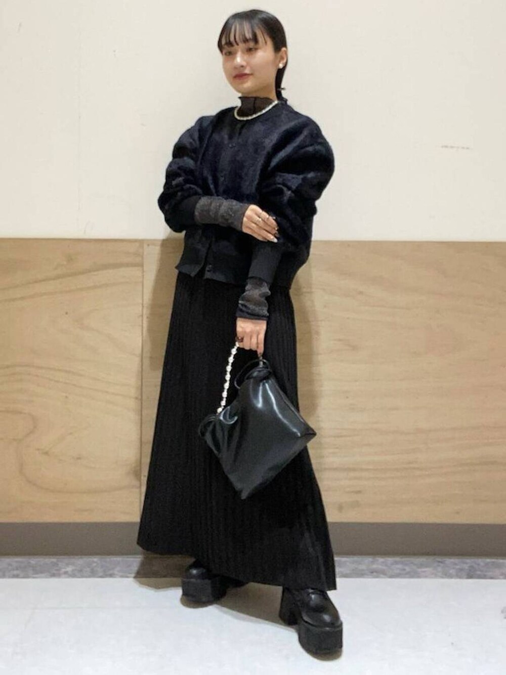 ブラック系のTシャツ/カットソー、ブラック系のショルダーバッグ、ブラック系のワンピースを着用したレディースの秋コーディネートの4枚目の写真