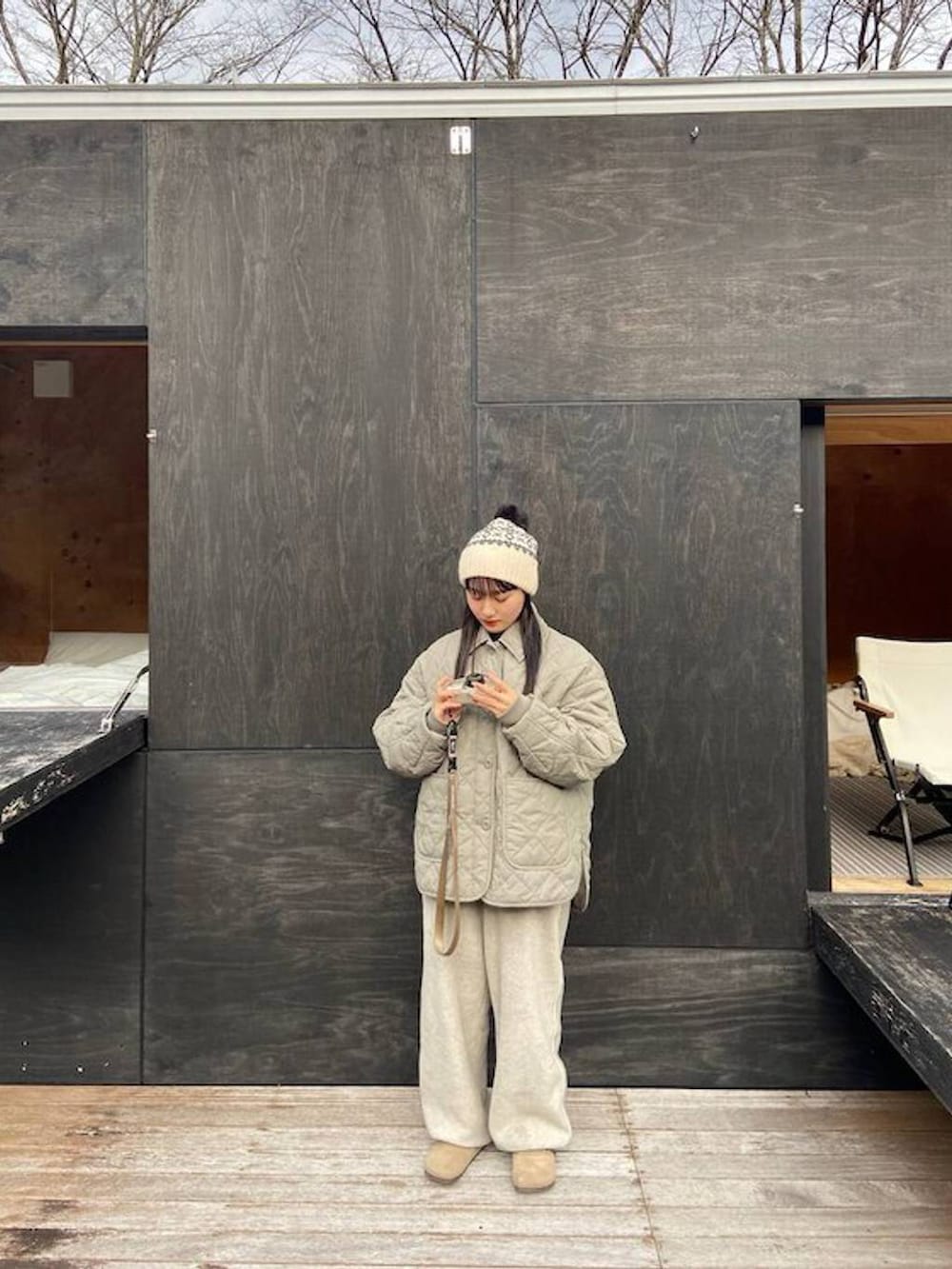 グレー系のスウェットパンツ、グリーン系のブルゾンを着用したレディースの冬コーディネートの2枚目の写真