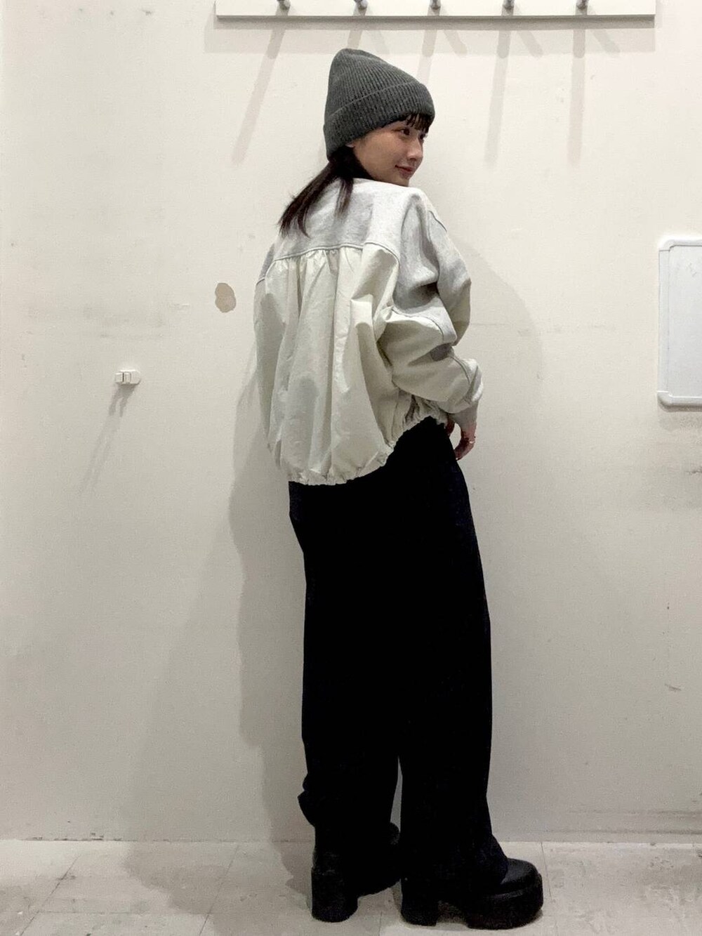 ブルー系のその他パンツ、グレー系のスウェット、グレー系のニットキャップ/ビーニーを着用したレディースの冬コーディネートの5枚目の写真
