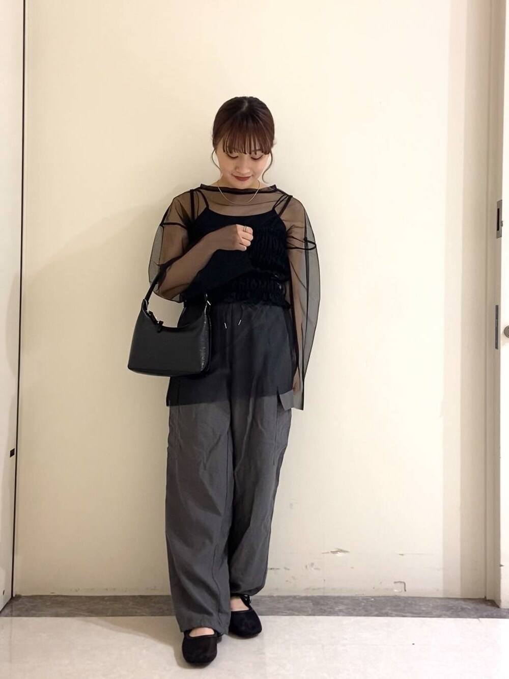 ブラック系のTシャツ/カットソー、ブラック系のその他シューズ、グレー系のカーゴパンツを着用したレディースの春コーディネートの2枚目の写真