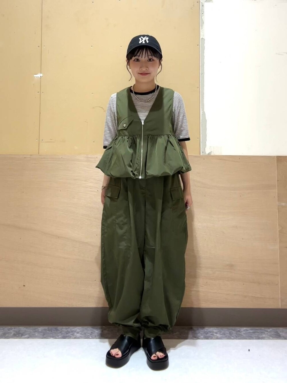 その他のTシャツ/カットソー、グリーン系のカーゴパンツ、グリーン系のベストを着用したレディースの夏コーディネートの3枚目の写真