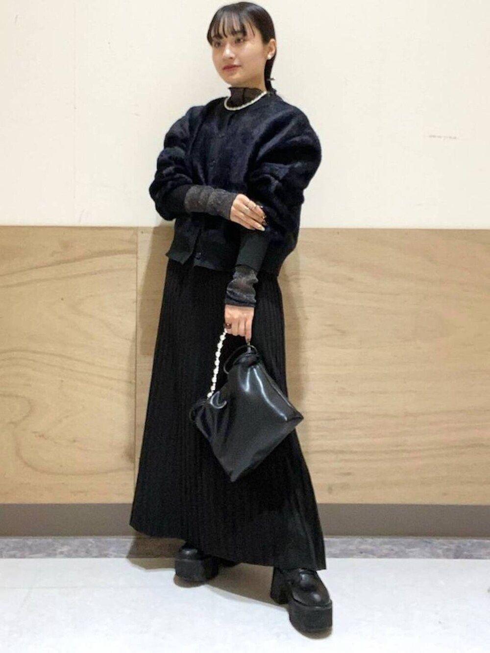 ブラック系のTシャツ/カットソー、ブラック系のショルダーバッグ、ブラック系のワンピースを着用したレディースの秋コーディネートの3枚目の写真