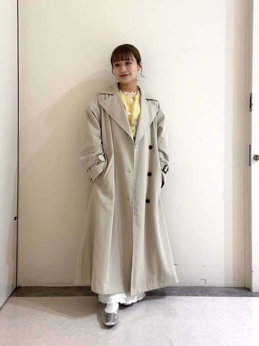シルバー系のパンプス、ホワイト系のスカート、ホワイト系のTシャツ/カットソーを着用したレディースの春コーディネートの3枚目の写真