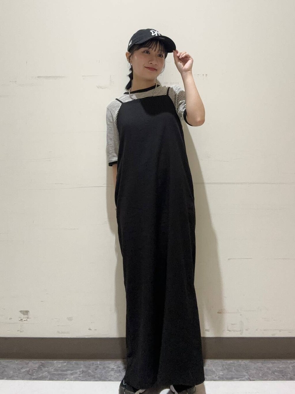 その他のTシャツ/カットソー、ホワイト系のキャミソール、ブラック系のワンピースを着用したレディースの夏コーディネートの2枚目の写真