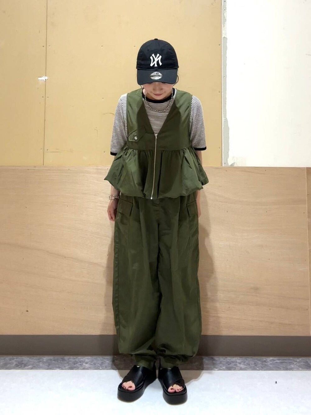 その他のTシャツ/カットソー、グリーン系のカーゴパンツ、グリーン系のベストを着用したレディースの夏コーディネートの4枚目の写真