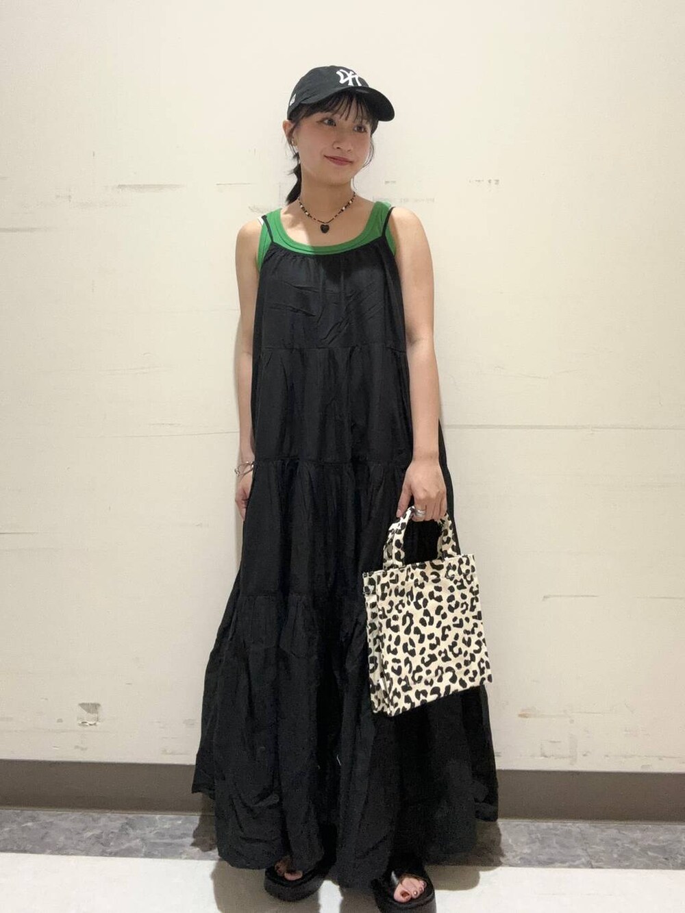 「着痩せ、夏コーデ、ワンピース、ベーシック/シンプル、ローリーズスタイル_LOWRYS FARM、LOWRYS FARM、カジュアル、カジュアルコーデ、大人女子カジュアル_LOWRYS FARM、着痩せ・細見え、低身長、メンズライク、大人カジュアル」｜「LOWRYS FARMのビーズハートネックレス  111648（ネックレス、ブラック系）」を使った、anzさん（レディース・148cm）の夏コーディネートの2枚目の写真