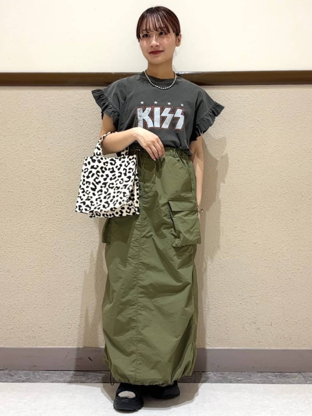 ブラック系のサンダル、グレー系のTシャツ/カットソー、その他のトートバッグを着用したレディースの春コーディネートの2枚目の写真