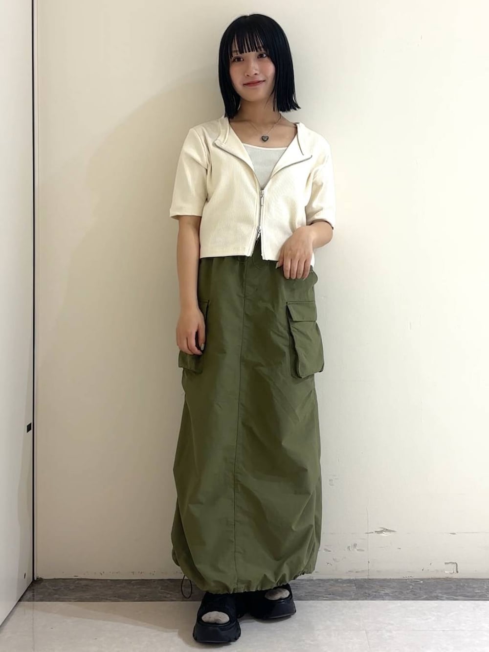「低身長、メンズライク、ベーシック/シンプル、ローリーズスタイル_LOWRYS FARM、LOWRYS FARM、カジュアル、カジュアルコーデ、大人女子カジュアル_LOWRYS FARM、大人カジュアル、春コーデ、春アウター、春色、春服みてみて、夏コーデ、着痩せ・細見え」｜「LOWRYS FARMのレースアップスポサン　104934（サンダル、ブラック系）」を使った、anzさん（レディース・148cm）の夏コーディネートの2枚目の写真