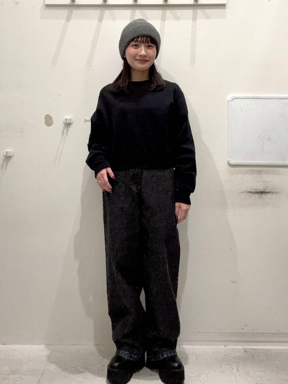 ブラック系のニット/セーター、グレー系のニットキャップ/ビーニーを着用したレディースの冬コーディネートの3枚目の写真