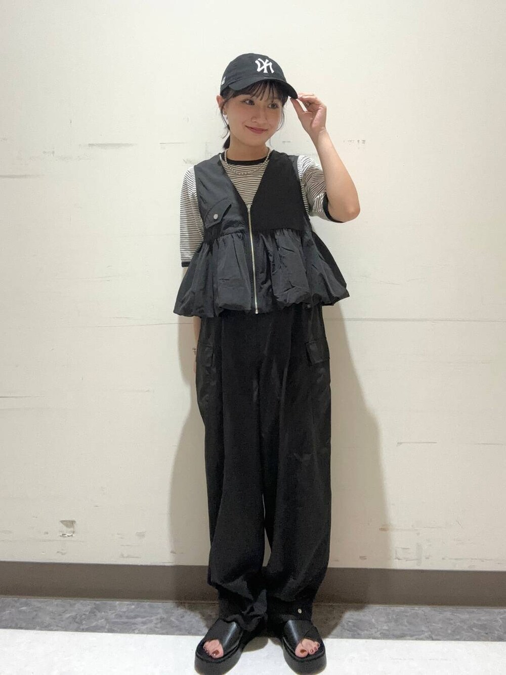 その他のTシャツ/カットソー、ブラック系のカーゴパンツ、ブラック系のベストを着用したレディースの夏コーディネートの2枚目の写真