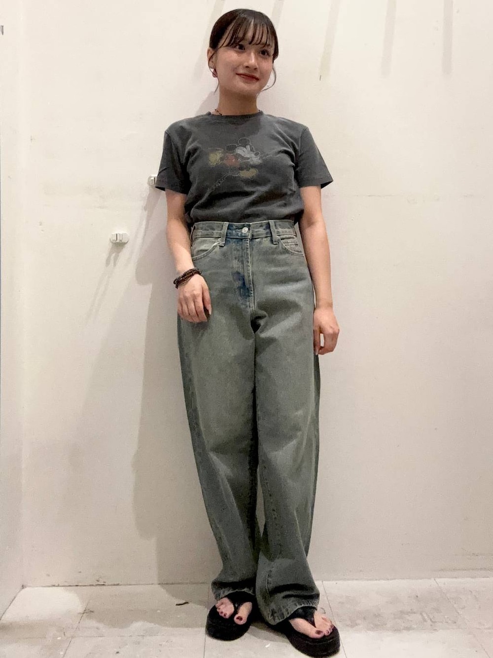 ブラック系のサンダル、ブルー系のデニムパンツ、その他のTシャツ/カットソーを着用したレディースの夏コーディネートの2枚目の写真