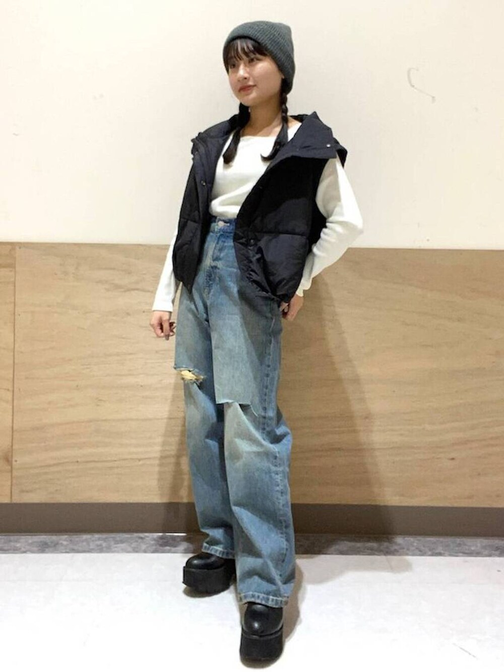 ブラック系のライダースジャケット、ホワイト系のTシャツ/カットソー、ブルー系のデニムパンツを着用したレディースの冬コーディネートの2枚目の写真
