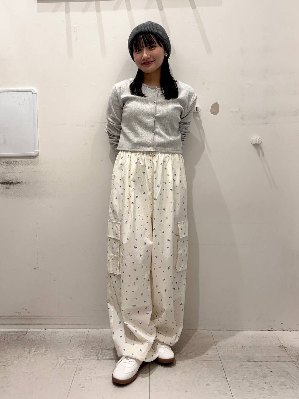 グレー系のTシャツ/カットソー、ホワイト系のカーゴパンツ、ホワイト系のスニーカーを着用したレディースの春コーディネートの2枚目の写真