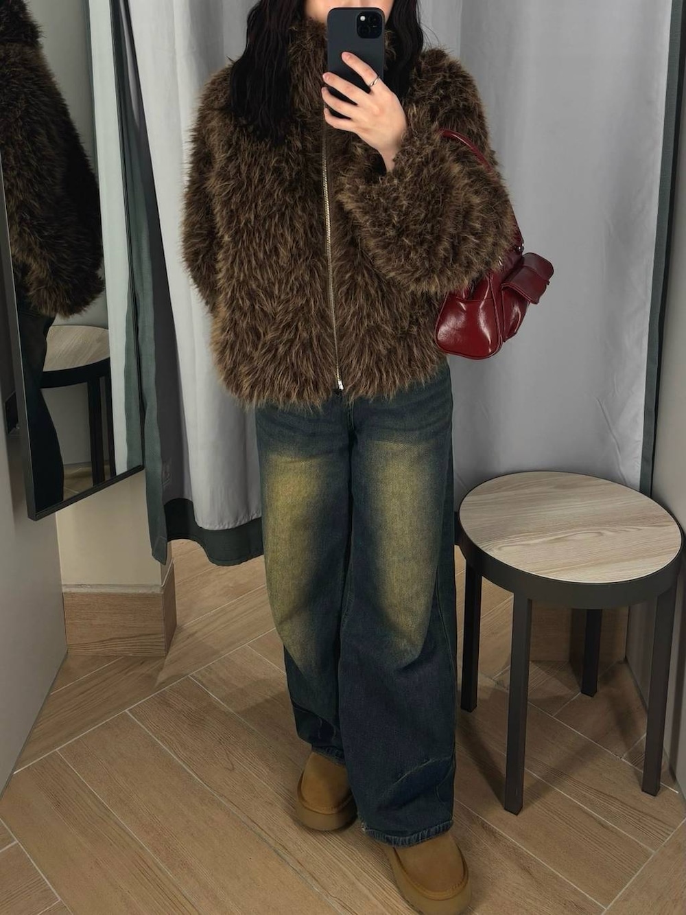 ブラウン系のブルゾン、ブルー系のリングを着用したレディースの冬コーディネートの2枚目の写真