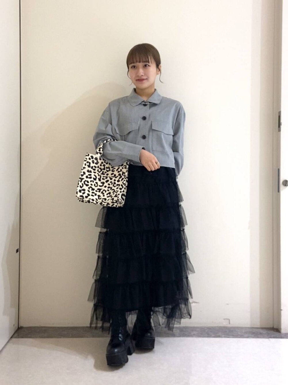 ブラック系のスカート、その他のトートバッグ、グレー系のシャツ/ブラウスを着用したレディースの春コーディネートの2枚目の写真