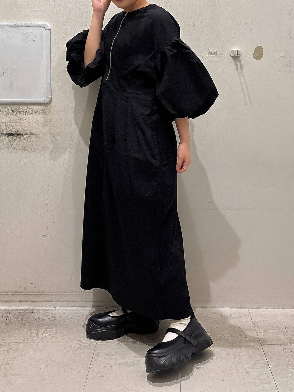 ブラック系のスニーカー、ブラック系のワンピースを着用したレディースの春コーディネートの3枚目の写真