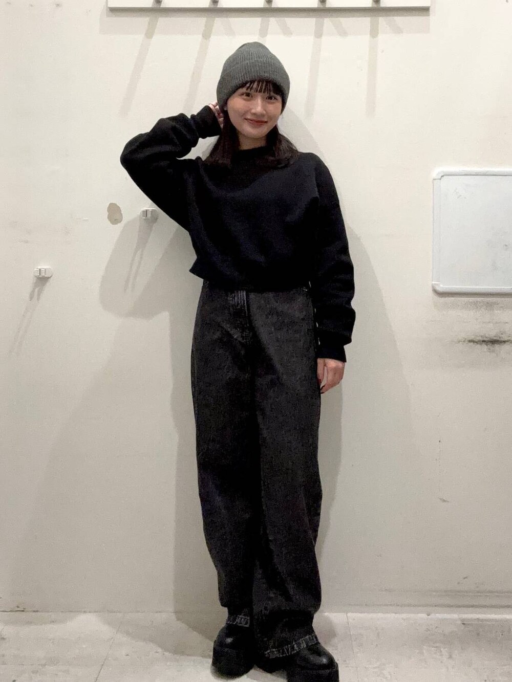 ブラック系のニット/セーター、グレー系のニットキャップ/ビーニーを着用したレディースの冬コーディネートの2枚目の写真