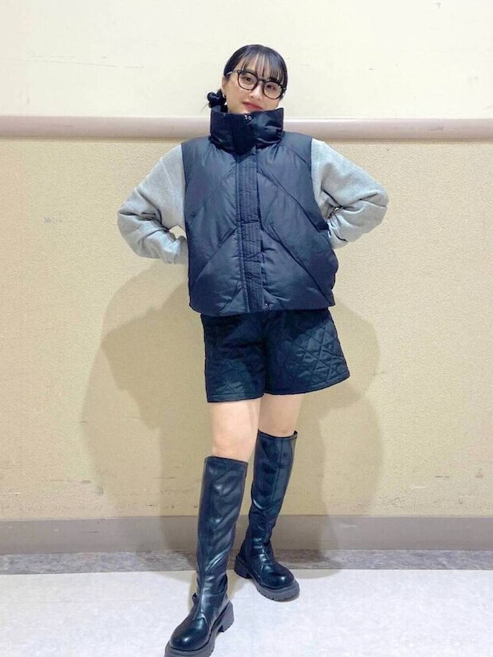 ブラック系のベスト、グレー系のスウェット、ブラック系のその他パンツを着用したレディースの秋コーディネートの2枚目の写真