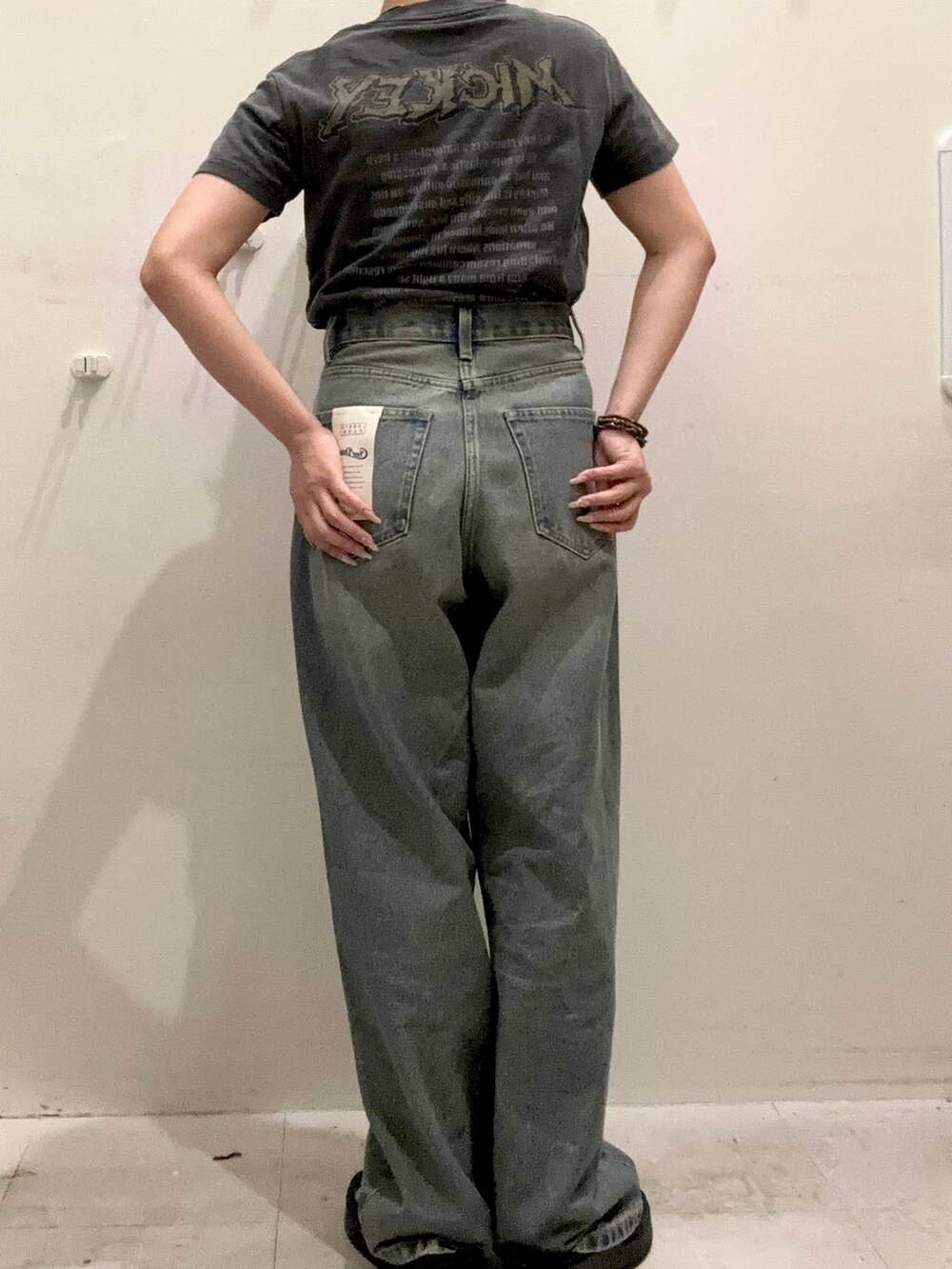 ブラック系のサンダル、ブルー系のデニムパンツ、その他のTシャツ/カットソーを着用したレディースの夏コーディネートの3枚目の写真