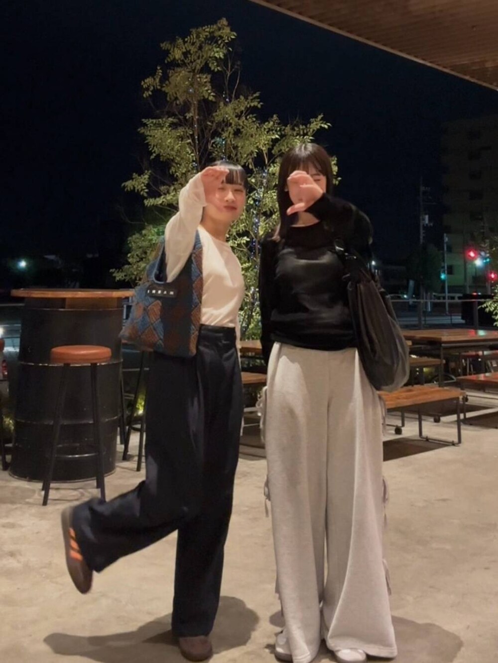 ホワイト系のTシャツ/カットソー、ブラック系のTシャツ/カットソー、グレー系のスウェットパンツを着用したレディースの秋コーディネートの2枚目の写真