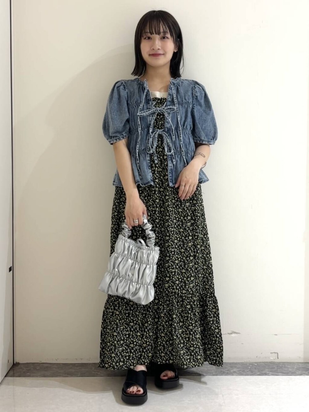 ホワイト系のタンクトップ、ブラック系のサンダル、グレー系のショルダーバッグを着用したレディースの夏コーディネートの2枚目の写真