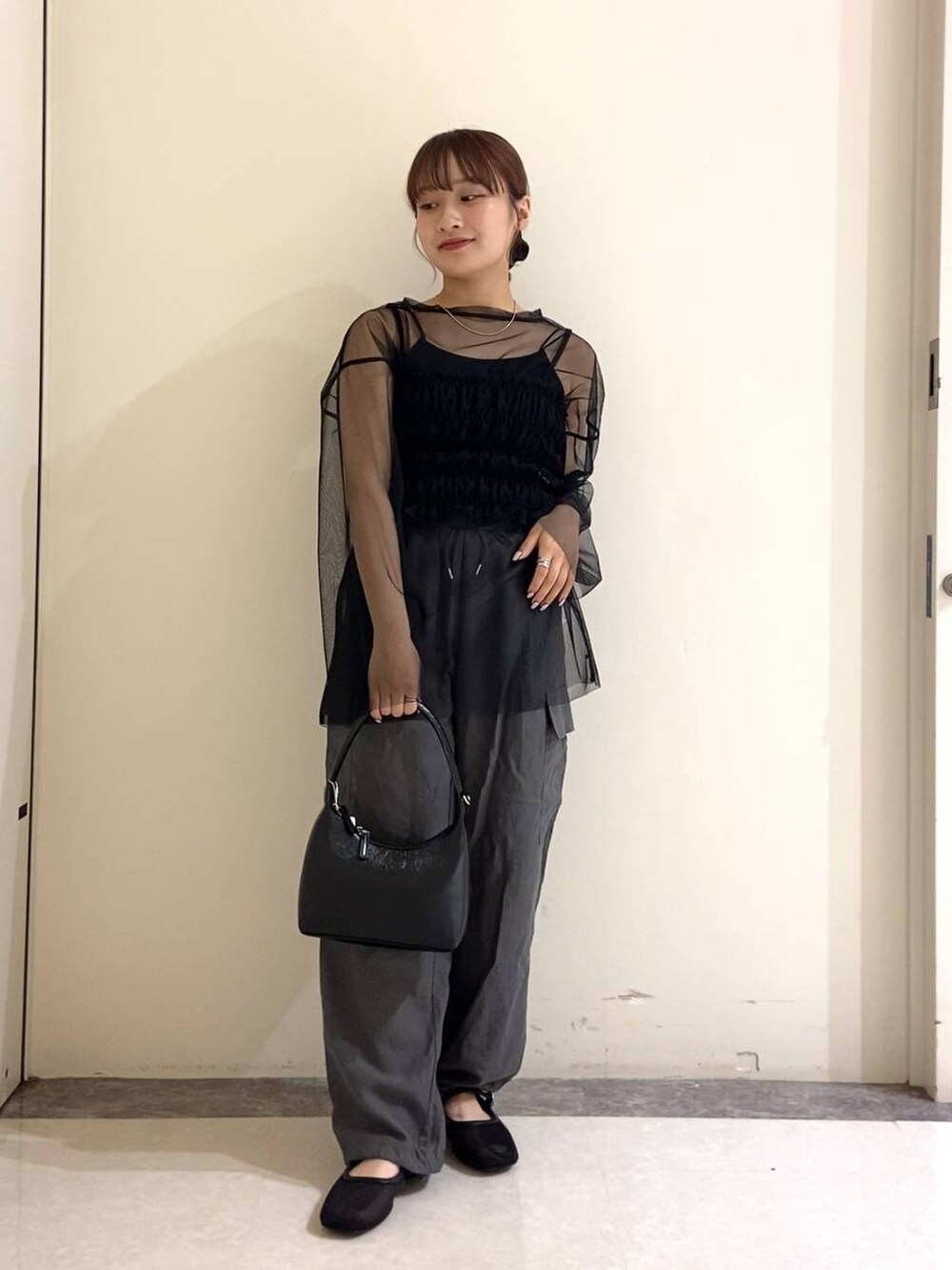 ブラック系のTシャツ/カットソー、ブラック系のその他シューズ、グレー系のカーゴパンツを着用したレディースの春コーディネートの3枚目の写真