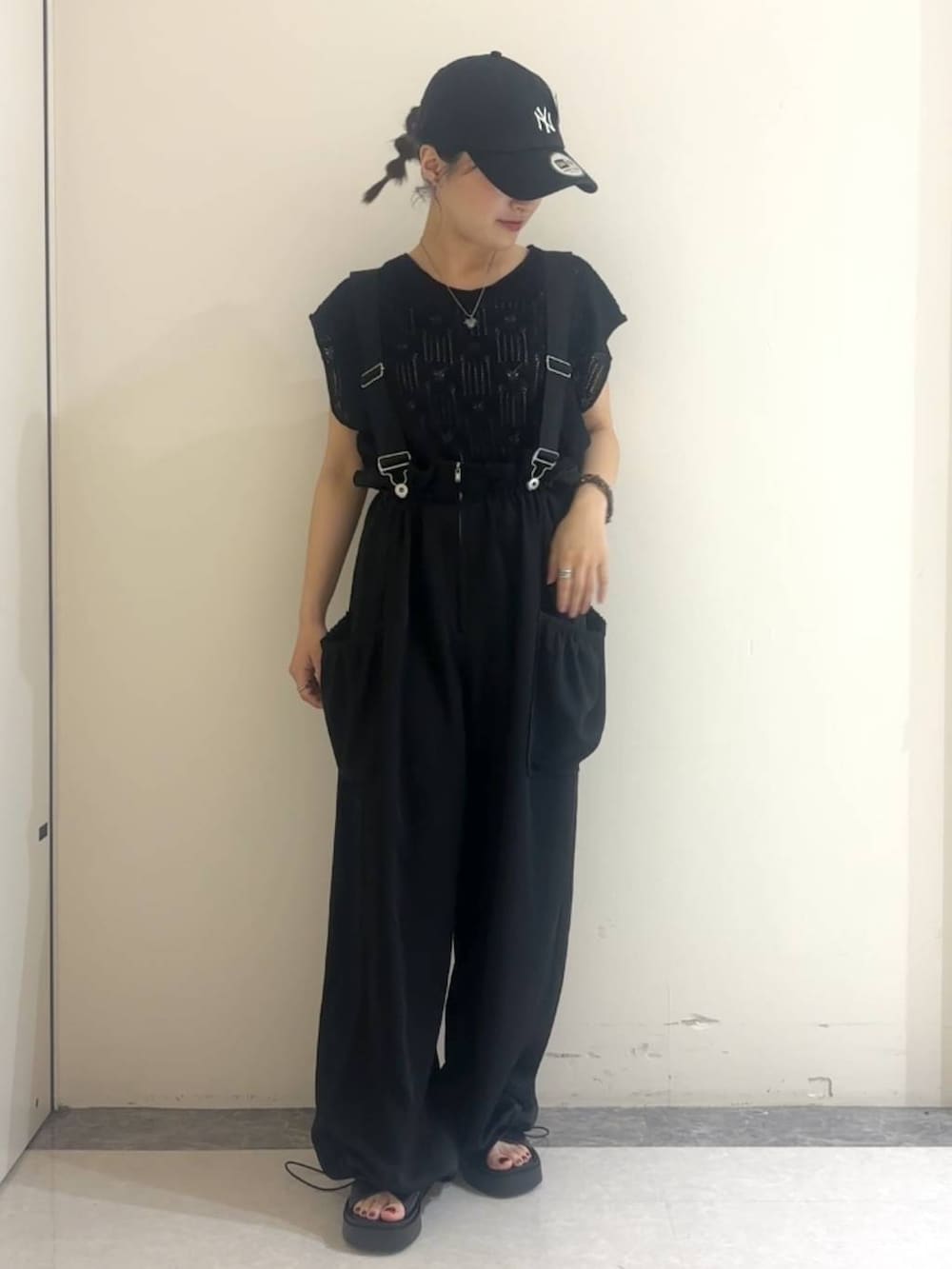 「低身長、メンズライク、ベーシック/シンプル、ローリーズスタイル_LOWRYS FARM、LOWRYS FARM、カジュアル、カジュアルコーデ、大人女子カジュアル_LOWRYS FARM、大人カジュアル、着痩せ・細見え、着痩せ、サロペット、ニット、夏コーデ、キャップ」｜「LOWRYS FARMのハートガラスネックレス 117828（ネックレス、ブラック系）」を使った、anzさん（レディース・148cm）の夏コーディネートの2枚目の写真