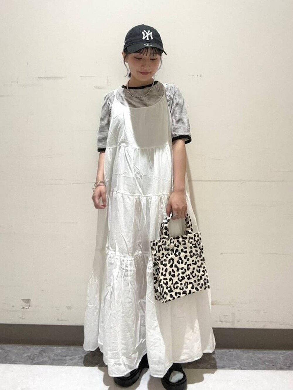 その他のTシャツ/カットソー、ホワイト系のワンピース、ブラック系のサンダルを着用したレディースの夏コーディネートの3枚目の写真