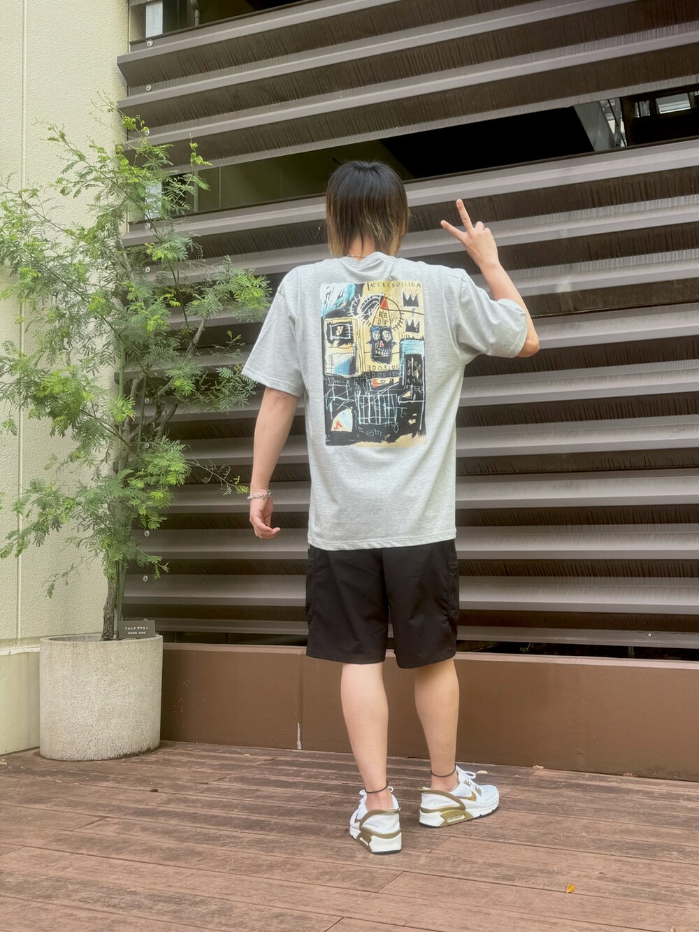 グレー系のTシャツ/カットソー、ブラック系のその他パンツ、ホワイト系のスニーカーを着用したメンズの春コーディネートの2枚目の写真