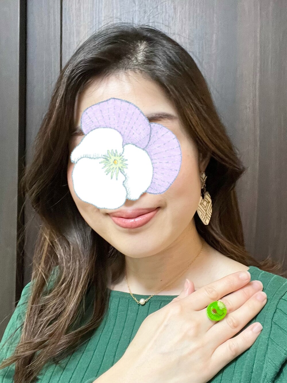 グリーン系のリングを着用したレディースの冬コーディネートの2枚目の写真