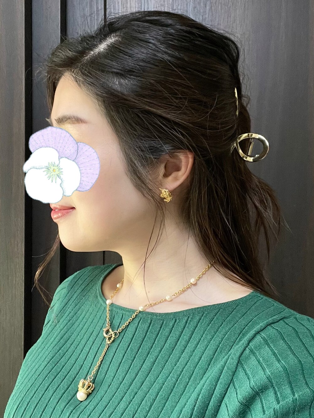 ブルー系のスカート、グリーン系のニット/セーター、ホワイト系のダウンジャケット/コートを着用したレディースの冬コーディネートの2枚目の写真