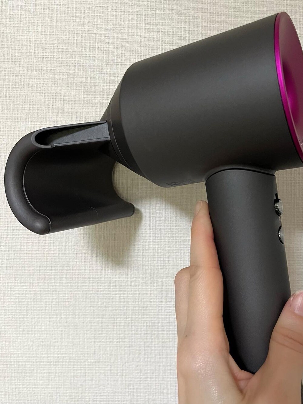 グリーン系のニット/セーター、ブルー系のデニムパンツ、イエロー系のピアス(両耳用)を着用したレディースの冬コーディネートの3枚目の写真