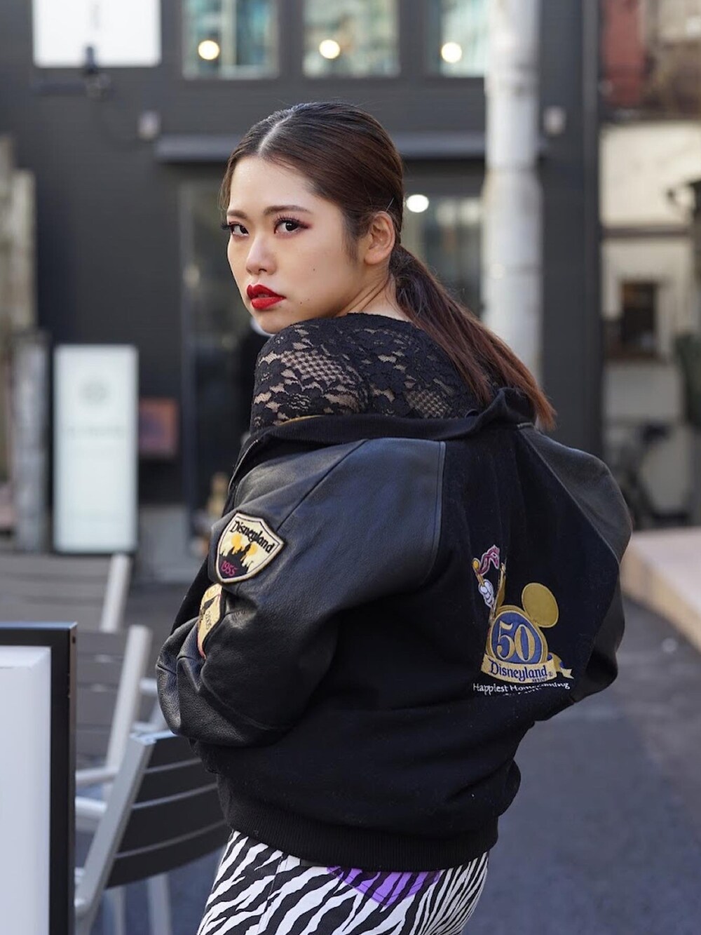 ホワイト系のスカート、ブラック系のトップス、ブラック系のブルゾンを着用したレディースの冬コーディネートの2枚目の写真