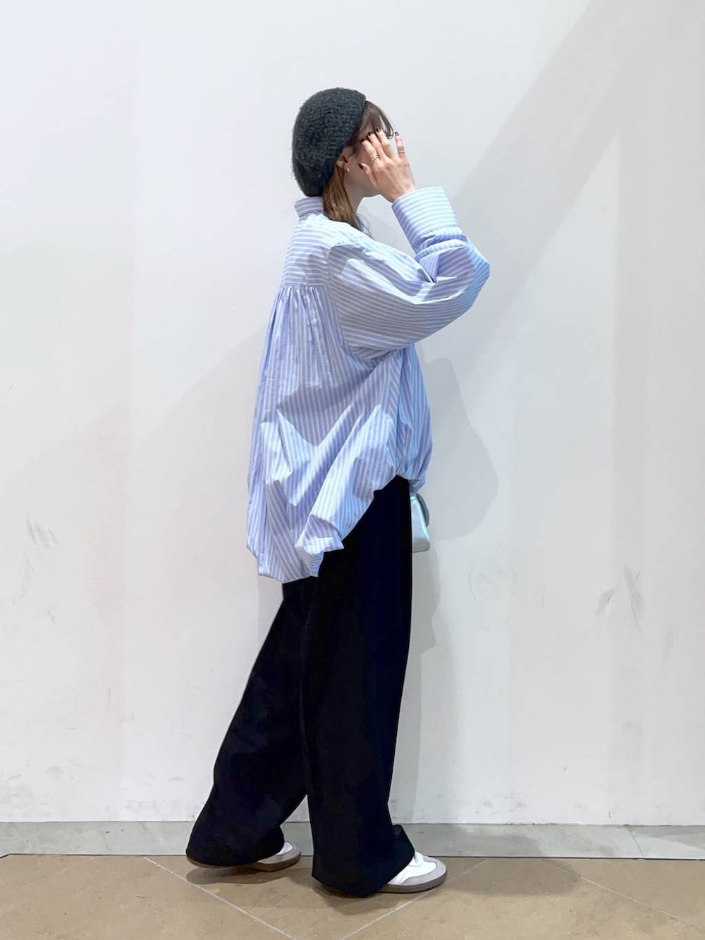 ブラック系のスラックス、ブルー系のシャツ/ブラウス、シルバー系のショルダーバッグを着用したレディースの冬コーディネートの3枚目の写真