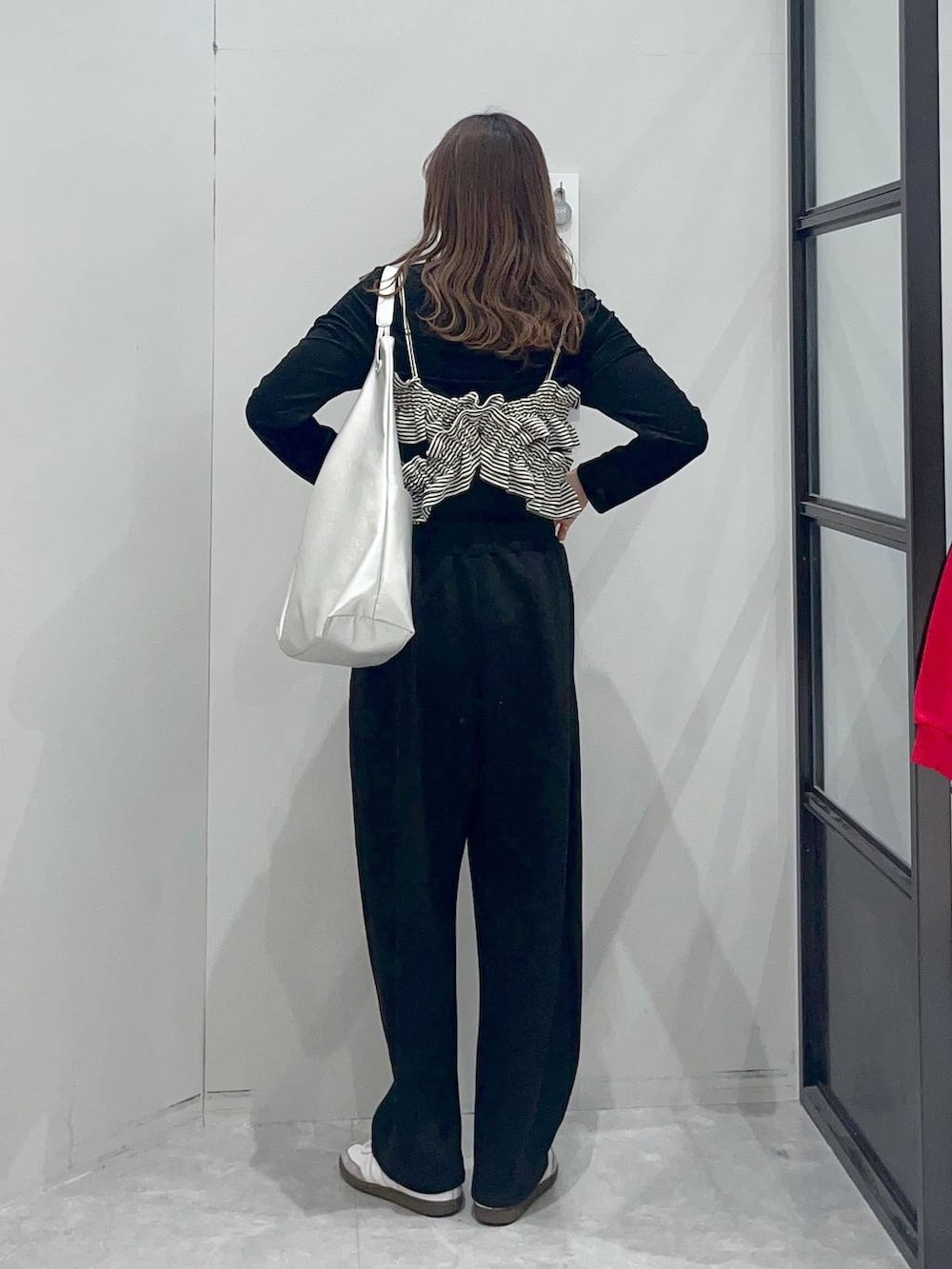 ホワイト系のその他トップス、シルバー系のショルダーバッグ、ブラック系のTシャツ/カットソーを着用したレディースの冬コーディネートの3枚目の写真