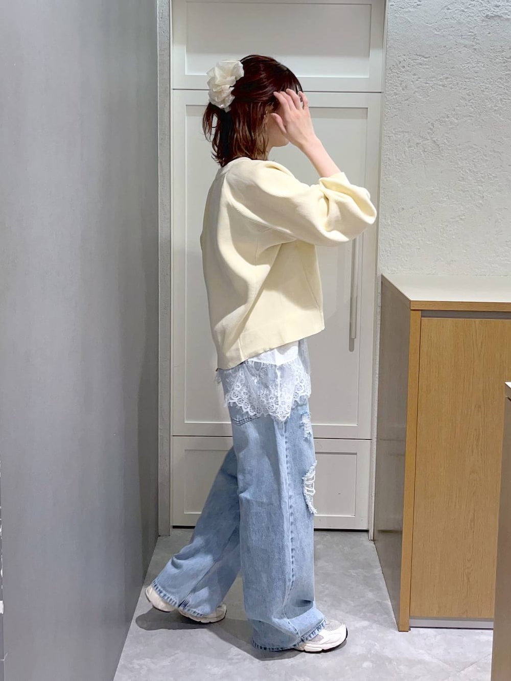 ブルー系のデニムパンツ、ホワイト系のカーディガン/ボレロ、ホワイト系のTシャツ/カットソーを着用したレディースの春コーディネートの2枚目の写真