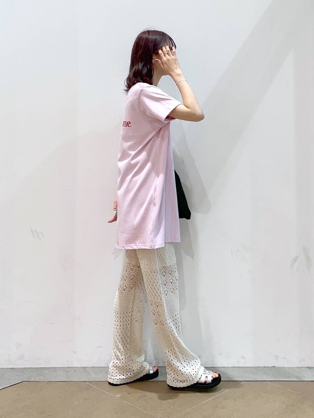 ホワイト系のその他パンツ、シルバー系のスニーカー、ブラック系のショルダーバッグを着用したレディースの夏コーディネートの3枚目の写真