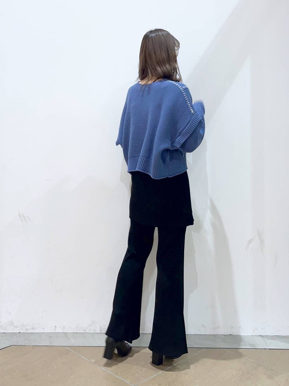 「体型カバー、着痩せ・細見え、ローリーズスタイル_LOWRYS FARM、カジュアル、ニット」｜「LOWRYS FARMの２ＷＡＹハンドＳライクプルオーバーＬＳ　967412（Tシャツ/カットソー、ブルー系）」を使った、MIKAさん（レディース・165cm）の冬コーディネートの4枚目の写真
