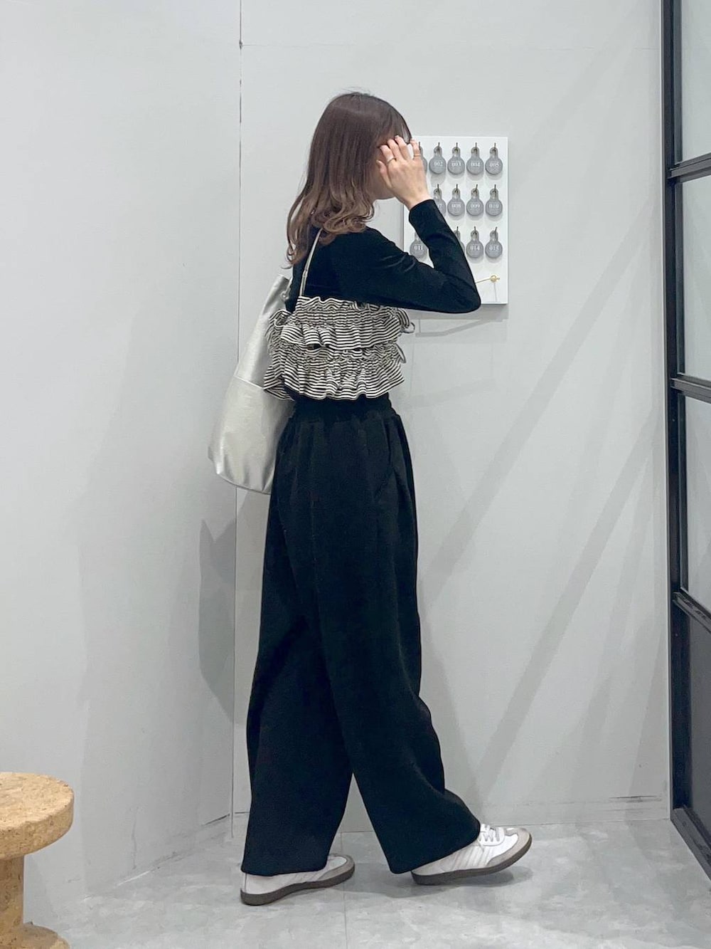 ホワイト系のその他トップス、シルバー系のショルダーバッグ、ブラック系のTシャツ/カットソーを着用したレディースの冬コーディネートの4枚目の写真