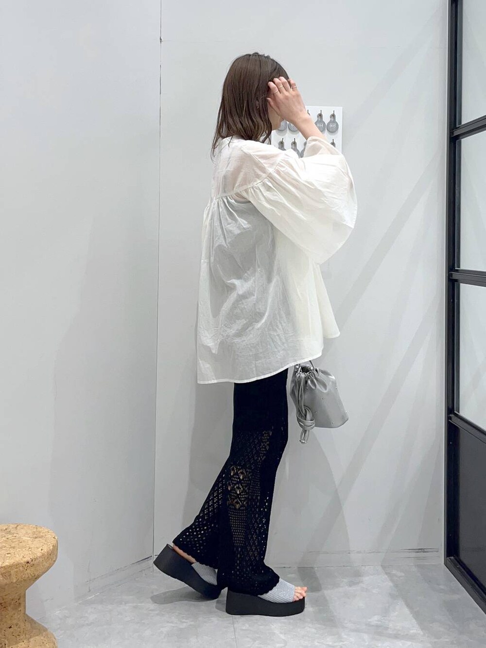 「ローリーズスタイル_LOWRYS FARM、夏コーデ、体型カバー、着痩せ・細見え」｜「LOWRYS FARMのニットクロシェパンツ 105931（その他パンツ、ブラック系）」を使った、MIKAさん（レディース・165cm）の春コーディネートの4枚目の写真