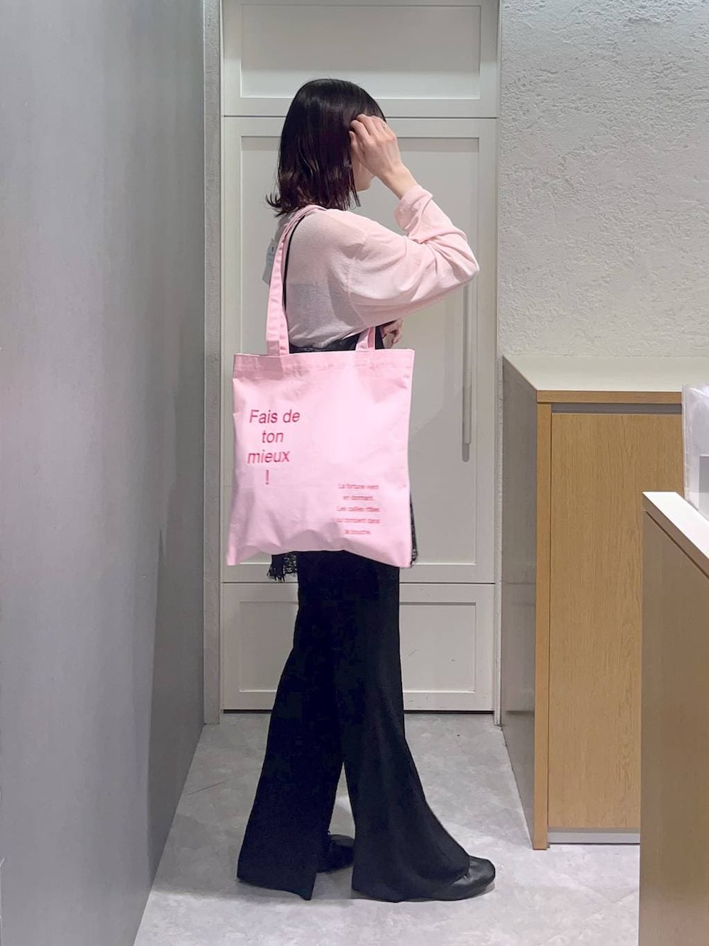 ピンク系のTシャツ/カットソー、ピンク系のトートバッグ、ブラック系のその他パンツを着用したレディースの春コーディネートの2枚目の写真