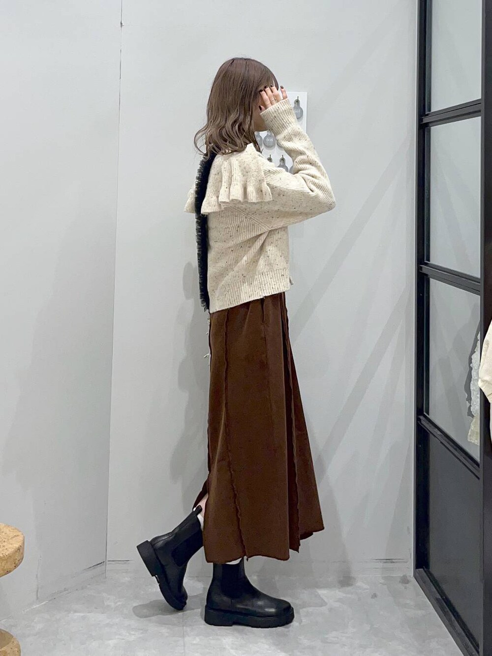 「体型カバー、着痩せ・細見え、ローリーズスタイル_LOWRYS FARM、ワンピース、秋コーデ、秋冬新作、ブーツ、ショートブーツ」｜「Me%のリボンポーチショルダー 103419（ショルダーバッグ、シルバー系）」を使った、MIKAさん（レディース・165cm）の秋コーディネートの3枚目の写真